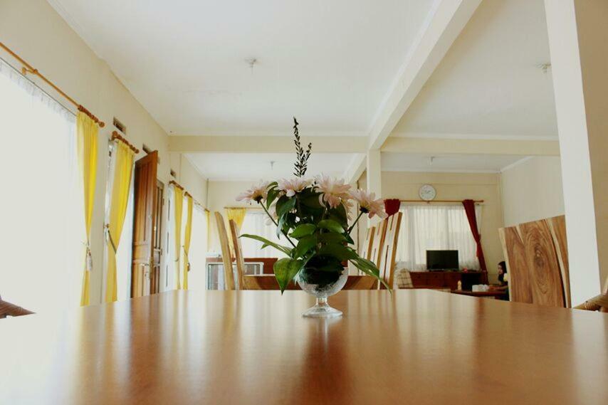 Amerta Giri Guest House Wonosobo Buitenkant foto